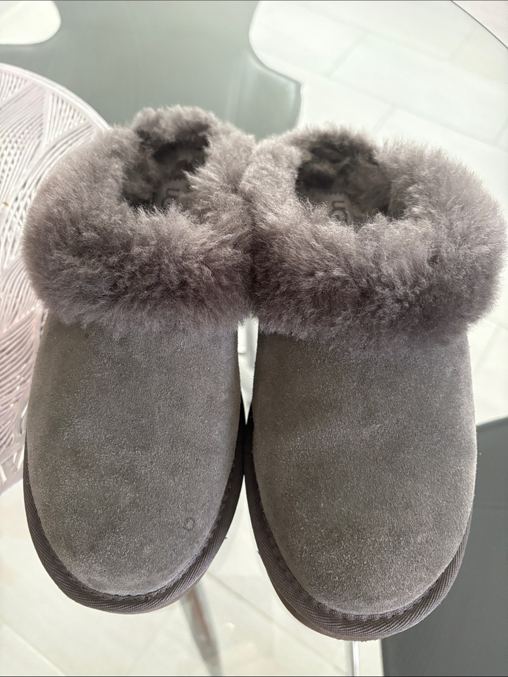Cozy Women's Faux-Shearling Lined Slip-On Slippers — Gray